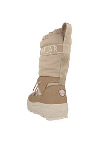 Béžová voděodolná bota s měkkým textilním svrškem, polstrovaným котou a dekorativními tkaničkami. Disponuje gumovou podrážkou a logem na boku.