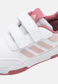 adidas Performance ADIDAS X DISNEY MICKEY AND FRIENDS TENSOR SPORT 2.0 KIDS - Træningssko - footwear white/sandy pink metallic/preloved crimson