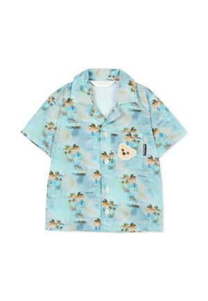 Camicia a maniche corte azzurro chiaro con stampa di palme e una piccola toppa beige a forma di orsacchiotto sulla tasca sinistra al petto.