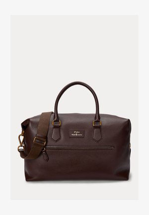 Sac de voyage en cuir marron foncé avec poignées supérieures, poche zippée sur le devant, et bandoulière en tissu réglable avec ferrures dorées.