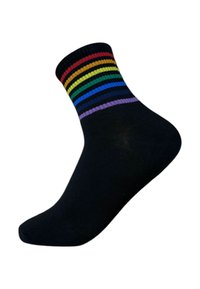 Calzini neri con un polsino a coste decorato da sette righe orizzontali arcobaleno in rosso, arancione, giallo, verde, blu, indaco e viola.