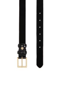 Cinturón de cuero negro brillante que presenta una hebilla cuadrada dorada y seis agujeros de ajuste a lo largo de la correa para una flexibilidad de tamaño.