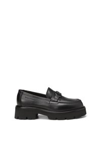 Mocassin en cuir noir avec semelle épaisse et détail boucle en métal, marqué du nom "Marc O'Polo" sur le côté.