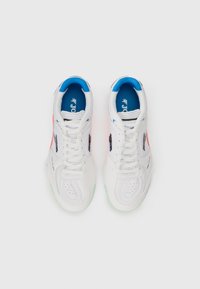 Baskets de sport blanches avec des accents bleus, dotées d'une languette en maille, d'un embout perforé et de semelles translucides. Le design comprend des panneaux latéraux colorés.