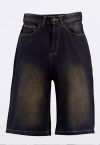 Temno modri jeans hlačniki imajo raven kroj, pet žepov in kontrastne rumene šive. Obrabljena tekstura daje videz obrabljenosti.