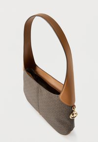 Ruda raštuota pirkinių krepšys su lygaus, šviesiai rudo odos viršumi, papuoštas auksinio atspalvio logotipo pakabuku ir užtrauktuku užsegama vidine kišene.