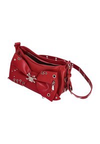 Röd läderhandväska med rosettdetalj, silverfärgade beslag, nitar, två fack med dragkedja och justerbar rem. Texturerad yta.