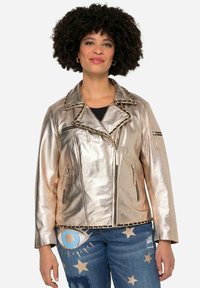 Metallic gold Bikerjacke mit Nietenakzenten, Reißverschlusstaschen und einem breiten Kragen. Verfügt über ein schlankes, strukturiertes Design.