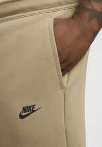 Nike Sportswear SPORTSWEAR TECH FLEECE - Tracksuit bottoms - neutral olive black