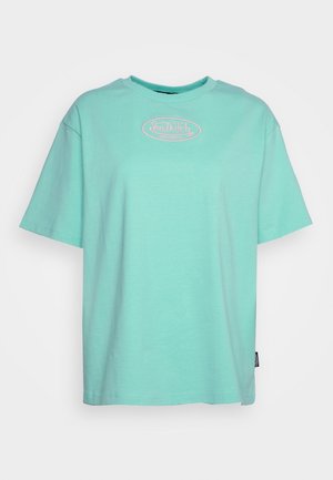 Minzgrünes T-Shirt mit kurzen Ärmeln und einem kleinen pinkfarbenen "Von Dutch Originals"-Logo, das in der Nähe des Kragens mittig platziert ist.