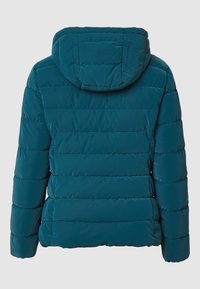 Türkisfarbene Pufferjacke mit Kapuze, die horizontale gestepfte Abschnitte und eine glatte, glänzende Textur aufweist. Keine sichtbaren Beschläge oder Akzente.