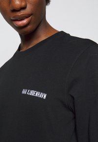 Han Kjøbenhavn Top s dlouhým rukávem - black