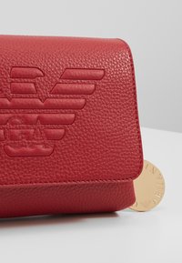 Emporio Armani Axelremsväska - red