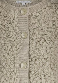 Beige gebreide cardigan met een textuur oppervlak dat lussen en richels bevat, verfraaid met drie crèmekleurige knopen langs de voorkant.