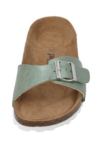 Sandalia deslizante verde menta con parte superior de imitación cuero, que presenta una hebilla de tono plateado y una plantilla texturizada sobre una suela de goma blanca.