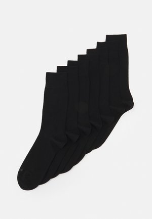 Schwarze Baumwollsocken, in einer Reihe angeordnet, mit glatter Textur und klassischem Crew-Cut-Design. Set aus sieben Paaren.