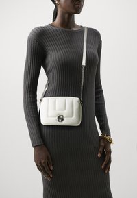 BOSS ICON CROSSBODY - Torba čez telo - open white
