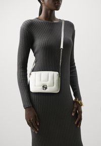 BOSS - ICON CROSSBODY - Taška s příčným popruhem - open white Miniatura obrázku 1