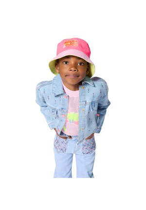 Μπλε τζιν μπουφάν με πολύχρωμες χάντρες, ροζ και κίτρινο καπέλο τύπου κάστρο με λογότυπο, πλεκτή παστέλ μπλούζα, μπλε τζιν με διακοσμημένες τσέπες.