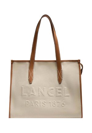 Sac fourre-tout en toile beige avec poignées et garniture en cuir marron, embossé de "LANCEL PARIS 1876" sur le devant.