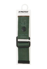Zielony kanwasowy pasek z czarną klamrą i guzikami, zawieszony na karcie z logo Protest Sportswear. Teksturowana powierzchnia, trwała konstrukcja.