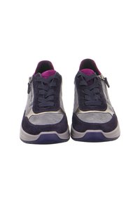 Coppia di scarpe da ginnastica grigie e blu navy con fodera interna viola, lacci anteriori e zip laterali, viste dalla parte anteriore su sfondo bianco.