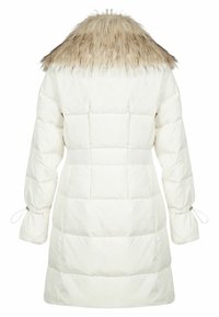 Manteau rembourré blanc avec une capuche en fausse fourrure, taille élastique et poignets ajustables. Présente un design matelassé et une texture lisse.