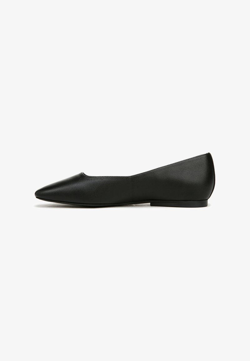 Ballerines noires en cuir avec un bout pointu, une texture lisse, un design minimaliste et un petit talon arrondi. La vue de côté met en évidence la silhouette épurée.