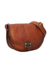 Hnědá kožená crossbody taška s nastavitelným popruhem a zámečkem z antického mosazi, ukazující detailní šití na zakřiveném klopě.