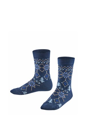 Paar blaue Wintersocken mit Schneeflocken-, Baum- und geometrischen Mustern in Hellblau, Beige und Weiß.