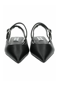 Ballerine slingback in pelle nera con punte affusolate, suole piatte e sottili cinturini alla caviglia regolabili. Presentano una texture liscia e un design minimalista.