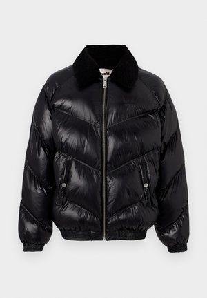Geacă puffer neagră cu un finisaj lucios, cusături în formă de V, fermoar frontal și guler din fleece negru. Prezintă manșete elastice și buzunare laterale.