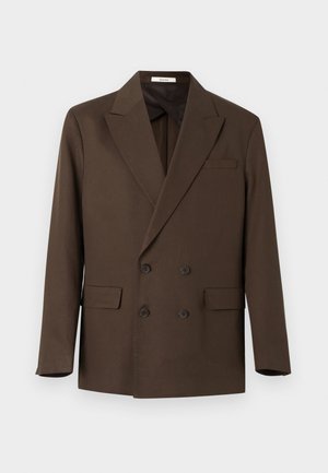 Blazer marron croisé avec larges revers, quatre boutons, deux poches à rabat et une poche poitrine, présenté sur un fond blanc.