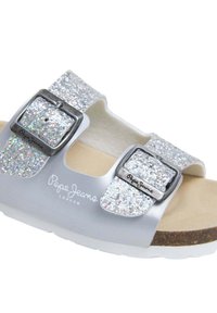 Silvriga sandaler med glittriga remmar, dubbla spännen och en korkfotbotten. Utrustad med "Pepe Jeans London"-logotypen.