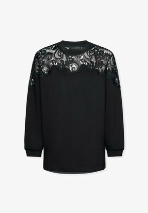 Sudadera negra con un revestimiento de encaje en los hombros, mangas largas, cuello redondo y un ajuste relajado, con un detalle de tela texturizada.