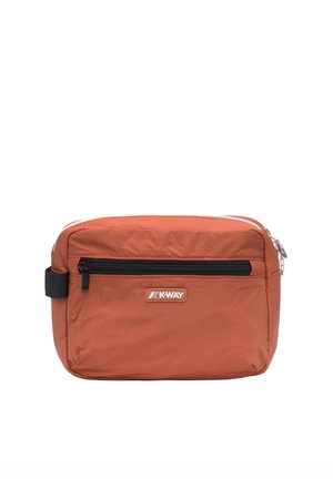 Pequeño bolso rectangular de color óxido con bolsillo negro con cremallera y logo K-Way en el frente, y asa lateral negra en forma de lazo.