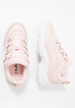 Jasnoróżowe sneakersy FILA z grubą białą podeszwą, metalowymi oczkami i zaokrąglonymi palcami, przedstawione z widoków z góry i z boku na białym tle.