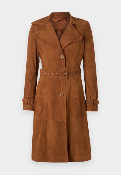 Trench coat in suede marrone con colletto a revers, vita con cintura, frontale doppiopetto e polsini con bottone. Presenta due tasche laterali.