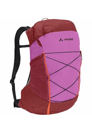 Mochila de senderismo de la marca Vaude en colores rojo y púrpura, con cordón elástico frontal, bolsillo lateral de malla, correas acolchadas negras para los hombros y compartimentos con cremallera.
