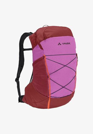 Zaino da trekking del marchio Vaude, rosso e viola, con corda elastica frontale, tasca laterale in rete, spallacci neri imbottiti e scomparti con cerniera.
