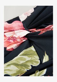 Pasirinkta, black floral