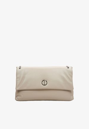 Beige leren clutch met een gladde textuur, een zilveren ronde sluiting en kettinghengsels. Heeft een vouwontwerp en minimale stiknaden.