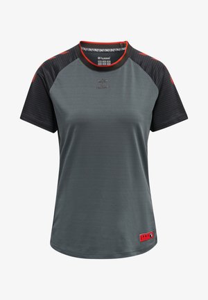 T-shirt sportivo grigio con maniche nere a motivo, scollatura tonda con accenti rossi e un piccolo logo sul lato sinistro anteriore. Presenta spacchi laterali.