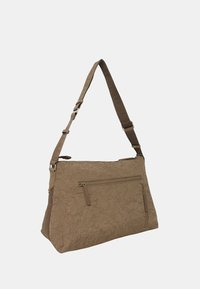 Borsa a spalla marrone con finitura testurizzata, tracolla regolabile e tasca frontale con zip. Design funzionale con un ampio interno.