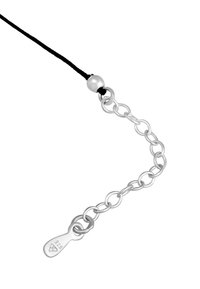 Sølvvare med runde led, der har en sort snor og en perleaccent. Mærket viser "925", hvilket indikerer sterling sølv.