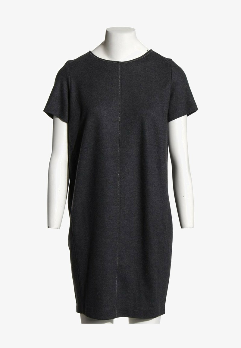 Robe gris foncé à manches courtes avec encolure ronde et couture centrale, présentée sur un torse de mannequin blanc sur fond blanc.