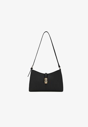 Bolso de hombro de cuero negro con forma curva, un cierre de metal dorado y una sola correa ajustable. Textura suave, diseño minimalista.