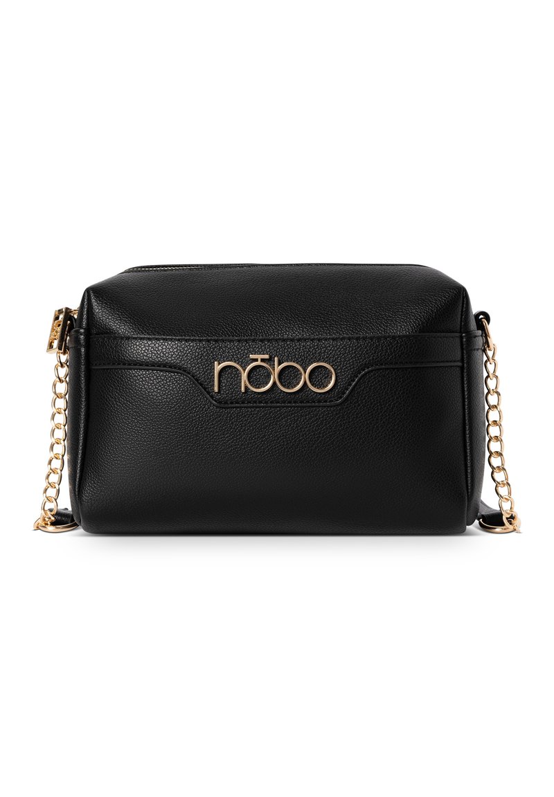 Borsa a mano in pelle nera con superficie testurizzata, hardware color oro, tracolla a catena e il logo del marchio "nóbo" ben in evidenza nella parte anteriore.