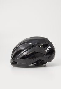 Casco da ciclismo nero con design aerodinamico, finitura lucida, aperture di ventilazione e sistema di regolazione della vestibilità. Logo visibile sul lato.