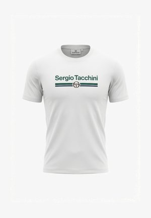 Wit T-shirt met korte mouwen en ronde hals, met groene tekst "Sergio Tacchini" en logo boven twee horizontale strepen op de borst.
